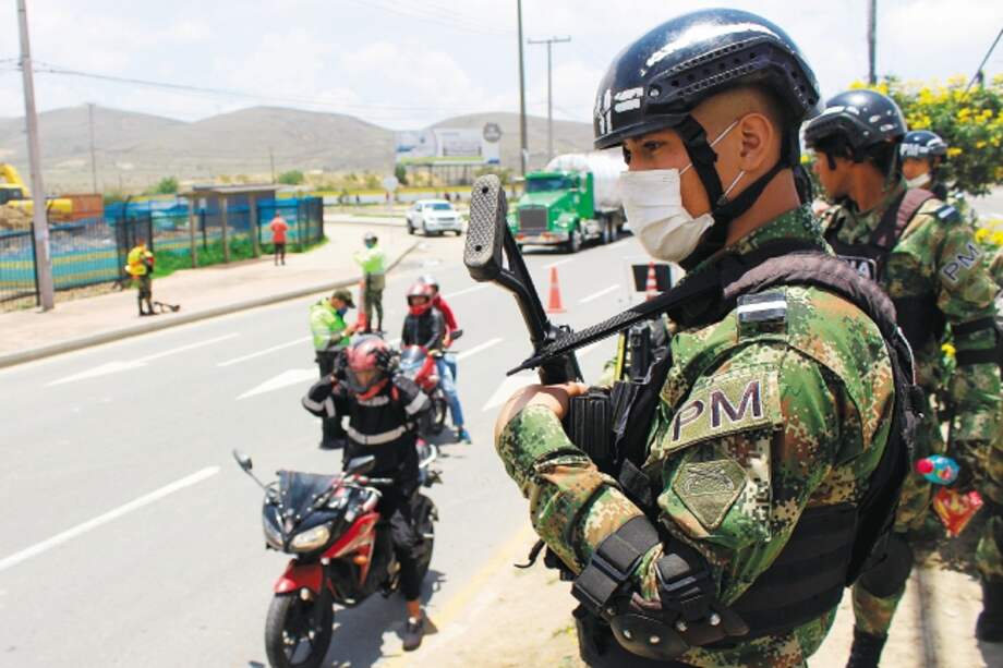 La fuerza pública continúa en el ojo del huracán después de las críticas recibidas por diferentes sectores sociales y políticos. Desde el Gobierno siguen asegurando que son solo unas manzanas podridas y que en la institución están los héroes de la patria.