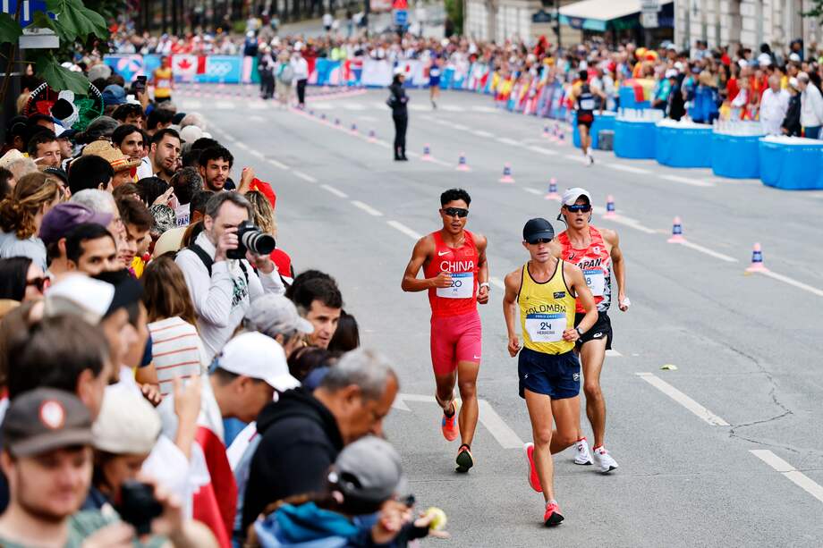 Mateo Romero (amarillo) en la prueba de marcha por relevos mixtos.