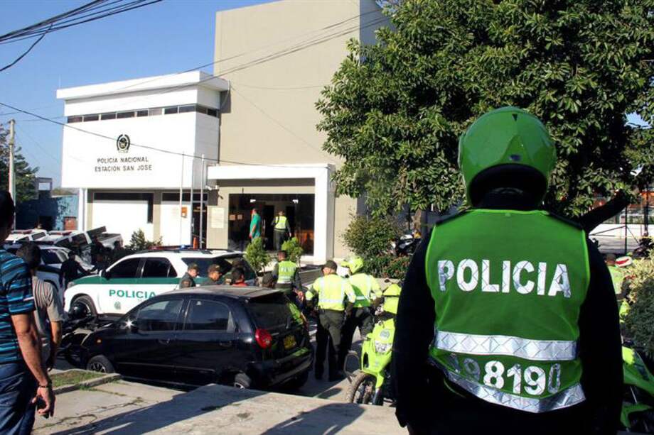 Un policía observa la estación de policía donde explotó el artefacto explosivo el pasado sábado 27 de enero de 2018 en Barranquilla. / Jorge Payares - EFE