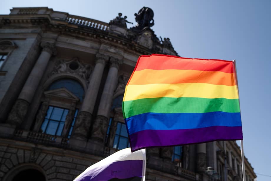 Participantes con banderas arcoíris durante el desfile anual del Orgullo LGBTQ+ del Día de Christopher Street (CSD) en Berlín, Alemania, el 25 de julio de 2026.