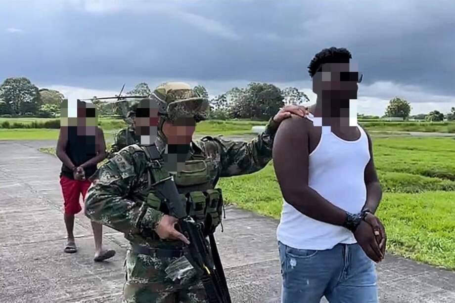 El hombre fue capturado junto a su anillo de seguridad.