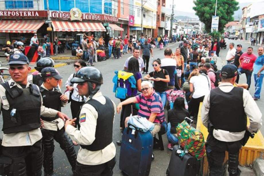 Entre los colombianos que esperan retornar a su país desde el territorio venezolano, en San Antonio del Táchira, se encuentran decenas de comerciantes. / AFP