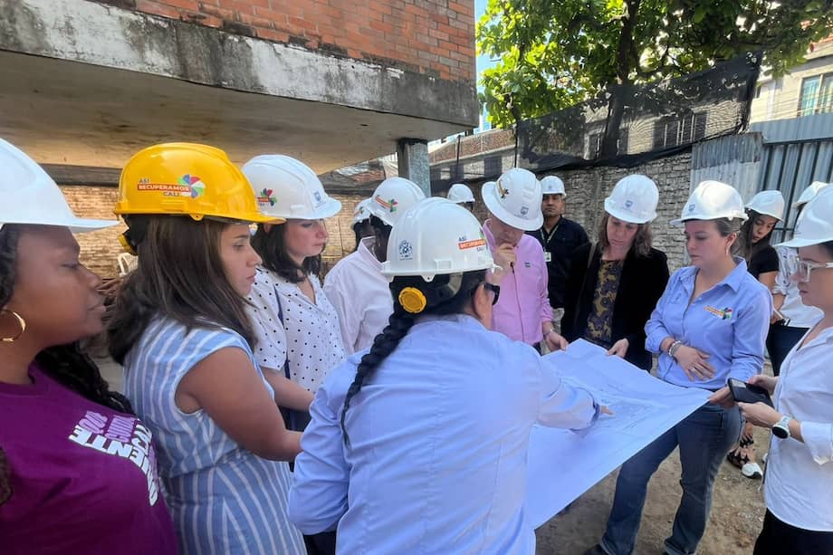 Durante un recorrido en el oriente de Cali, el alcalde junto a delegados de la cooperación francesa y mujeres, conocieron los planos y avances del espacio que entraría en funcionamiento en noviembre.