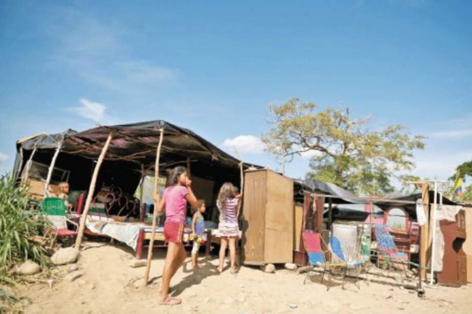 En casas con techos de lata o bolsas de plástico viven muchos colombianos en la zona de frontera. Los deportados suman hasta ahora 1.097. / Óscar Pérez - El Espectador