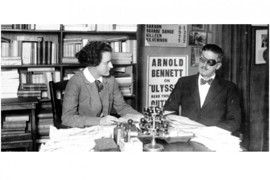 Sylvia Beach y James Joyce en la librería Shakespeare and Company.