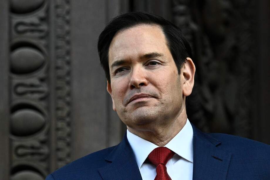 El secretario de Estado de Estados Unidos, Marco Rubio, observa a su llegada al Quai d'Orsay antes de una reunión bilateral con el ministro francés de Europa y Asuntos Exteriores en París.