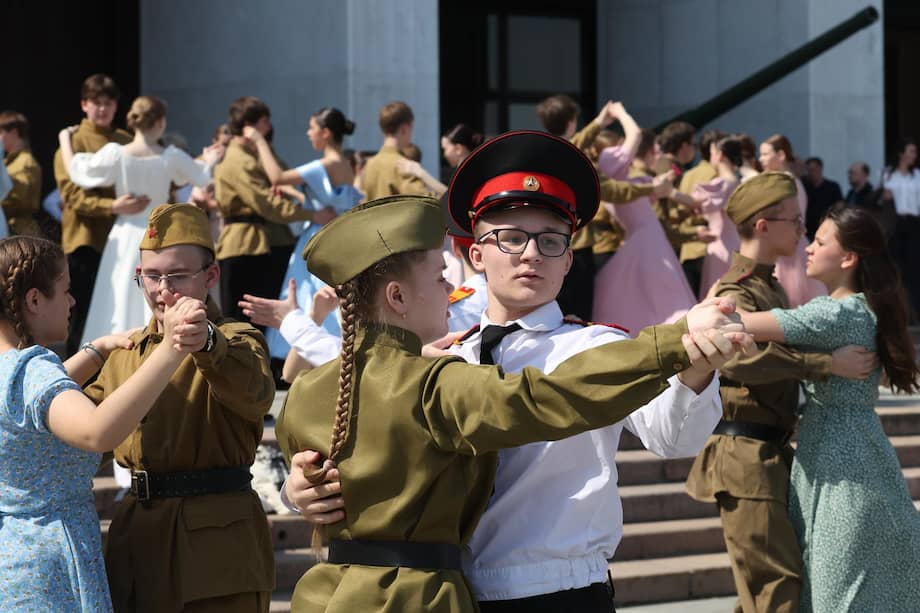 Con el cese al fuego, Rusia solo busca facilitar la logística de las ceremonias por los defiles del fin de la Segunda Guerra Mundial en la Plaza Roja este fin de semana, según Ucrania.