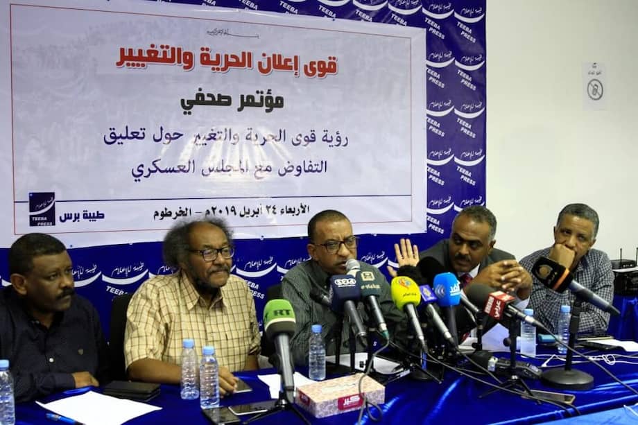 Los líderes de la coalición opositora Fuerzas de la Libertad y el Cambio, Muawia Hamed Shaddad, Omar el-Digeir y Siddiq Farouk Al-Sheikh, ofrecieron una rueda de prensa el día de hoy. / EFE