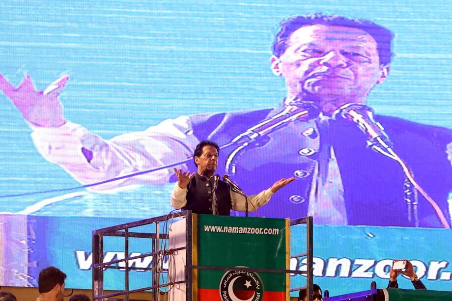 Aunque Imran Khan fue derrocado del poder en un voto de censura el pasado abril, promovido por el actual primer ministro, Shehbaz Sharif, el exmandatario se ha mantenido muy activo, con continuos mitines frente a miles de miembros de su formación.