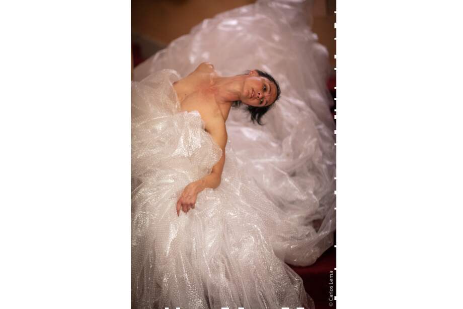 "El Encuentro", una obra de danza contemporánea, reúne el trabajo de cinco bailarines colombianos y cinco músicos alemanes en una apuesta por recrear algunas puestas en escena de Tino Fernández.