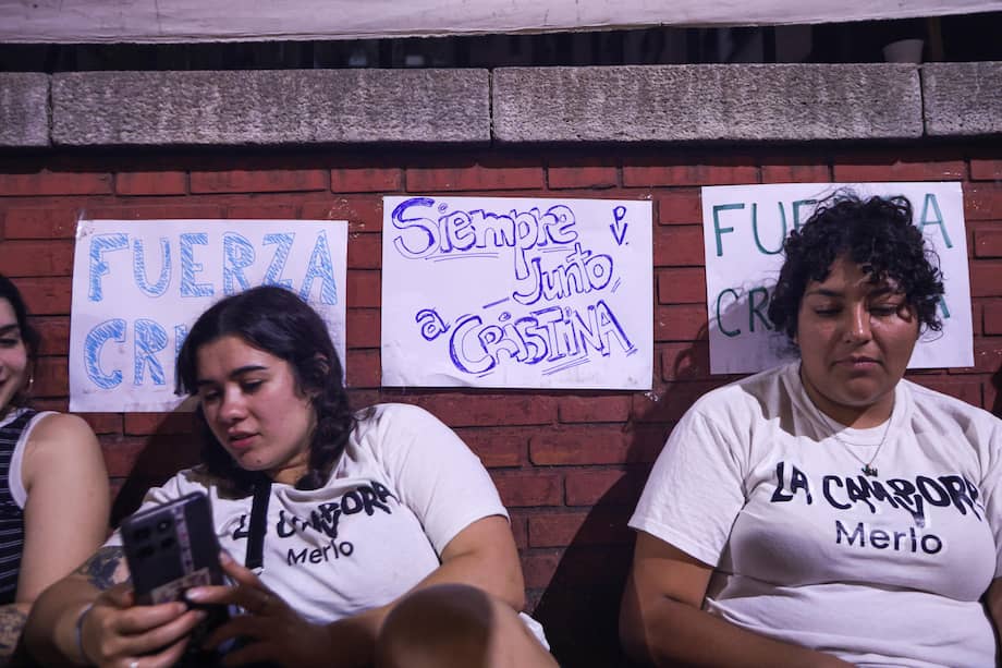 Simpatizantes de la expresidenta argentina Cristina Fernández (2007-2015) esperan a las afueras del Sanatorio Otamendi en Buenos Aires (Argentina).