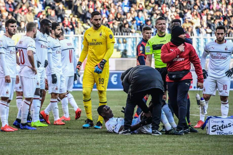 El defensor Cristian Zapata, en el piso, tras sentir una molestia muscular en el partido entre Genoa y Milán. / AFP