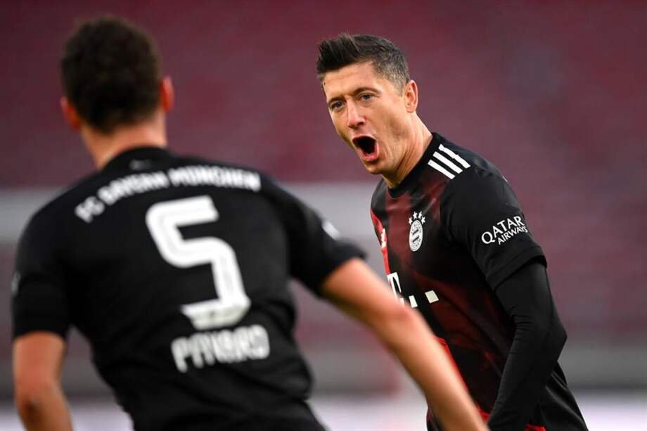 Robert Lewandowski celebra el segundo gol de su equipo en la victoria por 1-3 contra el Stuttgart.