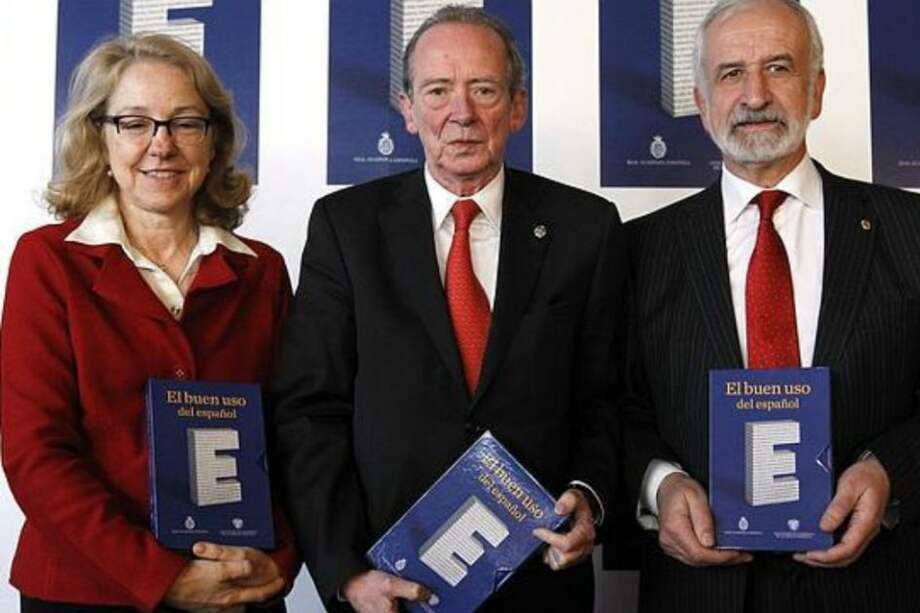 El director de la RAE, José Manuel Blecua, entre la directora general de Espasa, Ana Rosa Semprún, y el académico Salvador Gutiérrez