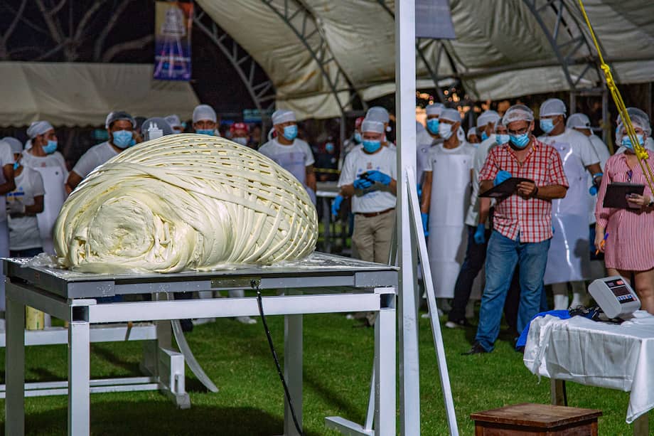 Productores de leche y queso elaboran el quesillo más grande del mundo, en el municipio de Pijijiapan, estado de Chiapas (México).