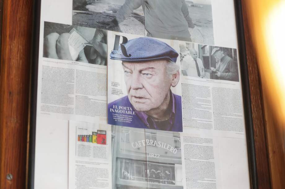 Fotografía del 9 de abril de 2025 de un cuadro con una imagen del escritor uruguayo Eduardo Galeano en el interior del Café Brasilero, en Montevideo (Uruguay). Eduardo Germán María Hughes Galeano fue un periodista y escritor uruguayo, considerado uno de los escritores más influyentes de la izquierda latinoamericana. Sus libros más conocidos, Las venas abiertas de América Latina y Memoria del fuego, han sido traducidos a veinte idiomas. Nació el 3 de septiembre de 1940, en Montevideo, y murió el 13 de abril de 2015, en la misma ciudad.