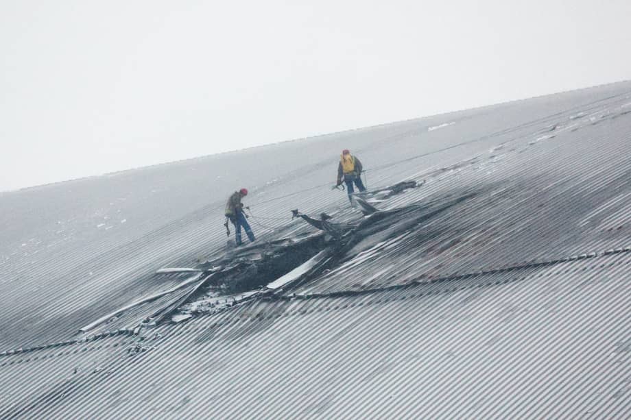 Trabajadores operan en un refugio protector dañado sobre los restos del reactor Unidad 4 de la central nuclear de Chernóbil, cerca de la ciudad de Chernóbil, Ucrania, el 14 de febrero de 2025, en medio de la invasión rusa.