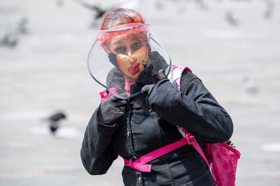 Creativa máscara contra el coronavirus en Bogotá.