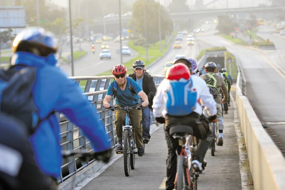 De acuerdo con el Código Nacional de Tránsito y los lineamientos de la Secretaría Distrital de Movilidad, el ciclista es un actor vial con obligaciones concretas.