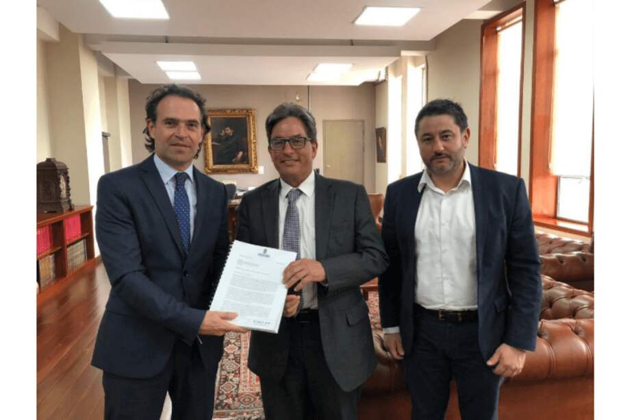 Federico Gutiérrez, Alberto Carrasquilla y Orlando Uribe en la radicación del proyecto. / Twitter Federico Gutiérrez