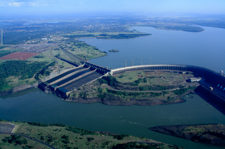 Hidroeléctrica Itaipu, en el río Paraná. Amazonía brasilera / Wikimedia Commons