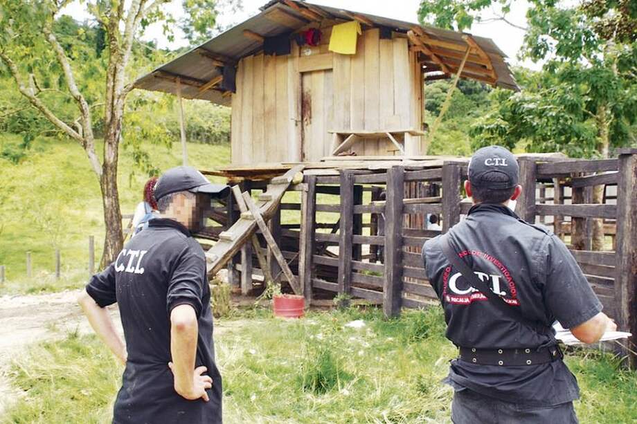 Agentes del CTI frente a la casa de Aicardo Ortiz, donde fue el supuesto combate en el que murió. / Christian Peacemakers Teams
