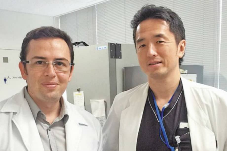 César Ortega junto a su mentor, el doctor Yutaka Saito, jefe de la División de Endoscopía del Centro Nacional de Cáncer de Japón./ Archivo particular