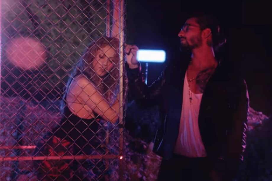 Shakira y Maluma en el video de "Clandestino", dirigido por Jaume De en la costa de España.