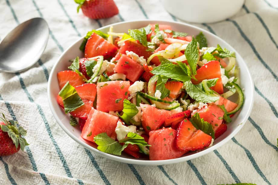 Fresca, colorida y lista en 15 minutos, así es esta ensalada tropical de sandía fresca.