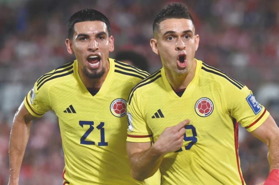 Rafael Santos Borré (der.) anotó el gol del triunfo de la selección de Colombia en el estadio Defensores del Chaco de Asunción, Paraguay. / AFP