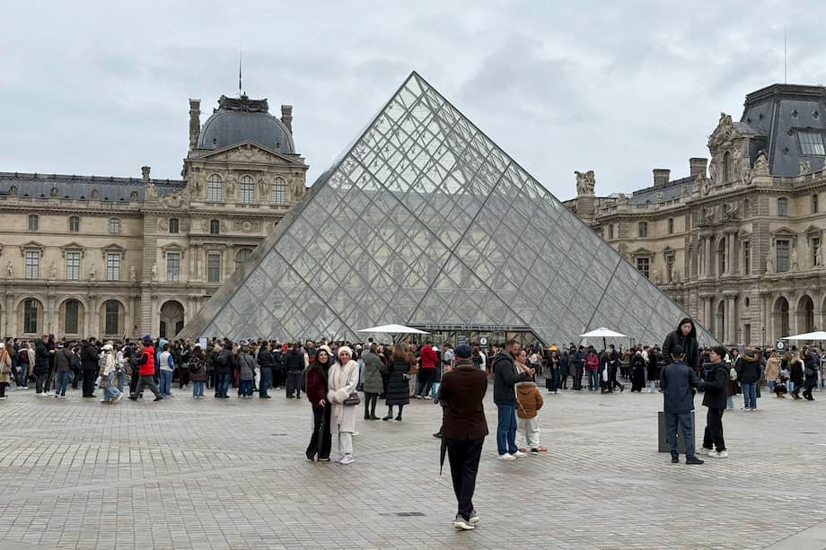 El Museo del Louvre de París, el más visitado del mundo con casi nueve millones de personas al año, abre este viernes todas sus instalaciones tras el anuncio de fin de huelga confirmado por sindicatos y dirección.