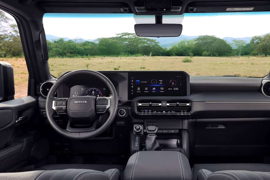 Su activación, ya sea mediante una palanca, un pedal o un botón electrónico en modelos más recientes, garantiza que las ruedas queden bloqueadas, previniendo desplazamientos inesperados o accidentes.