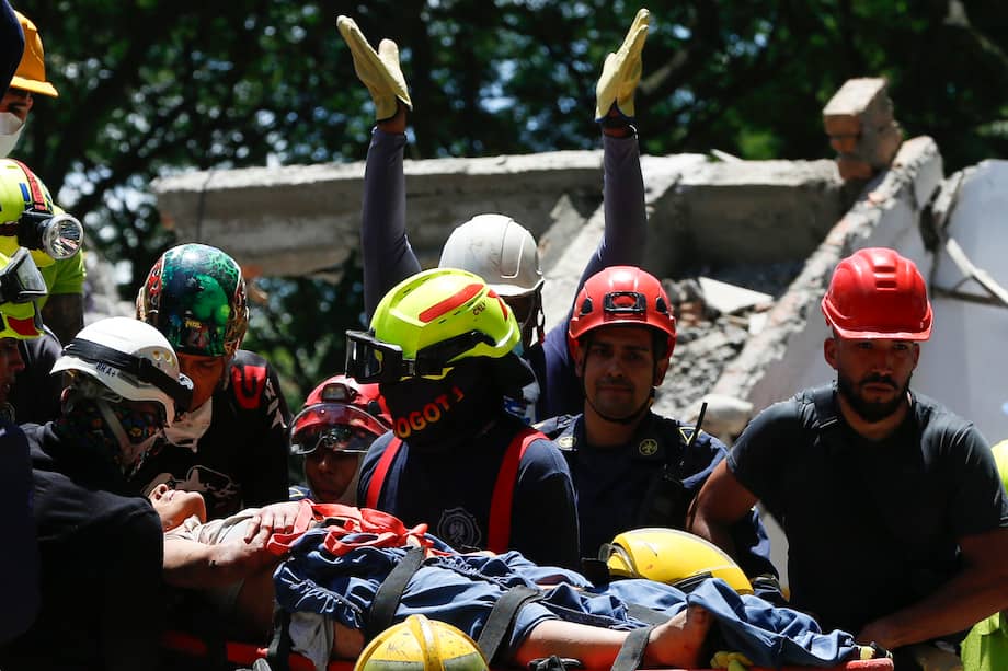 Diana Troncoso fue hallada bajo los escombros con su hijo. Él fue rescatado un día antes por el cuerpo de socorro.