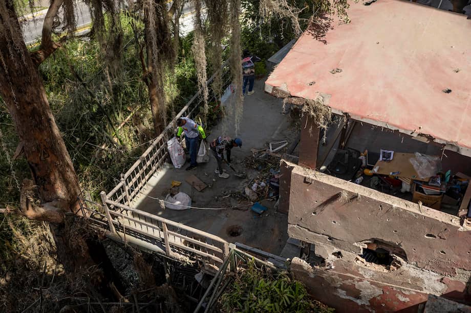 Agujeros, vidrio y polvo, las marcas del ataque de EE. UU. en Caracas, 72 horas después.