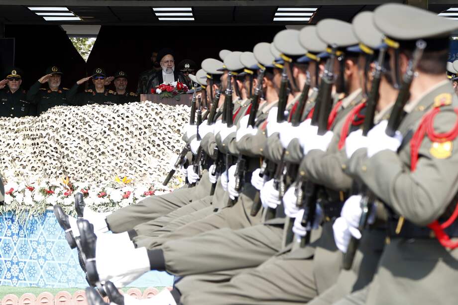 -FOTODELDÍA- Teherán (Irán), 17/04/2024.- Irán exhibió este miércoles a sus Fuerzas Armadas en desfiles con motivo del Día Nacional del Ejército, en medio de las tensiones con Israel por el ataque con cientos de misiles y drones del sábado. El presidente de Irán, Ebrahim Raisí (c), volvió a alabar el ataque del sábado con 300 misiles y drones contra Israel, que fue una represalia por el bombardeo contra el consulado iraní en Damasco el 1 de abril. EFE/ Abedin Taherkenareh