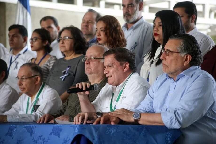Miembros de la Alianza Cívica por la Justicia y la Democracia anuncian en rueda de prensa sus reparos para continuar en las negociaciones en Nicaragua. / AFP
