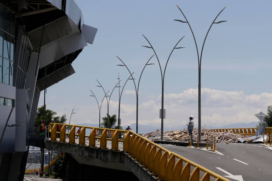 Foto del martes 11 de agostos, en el retiro de escombros del Aeropuerto Internacional Matecaña tras el terremoto de magnitud 7,4 en Pereira.