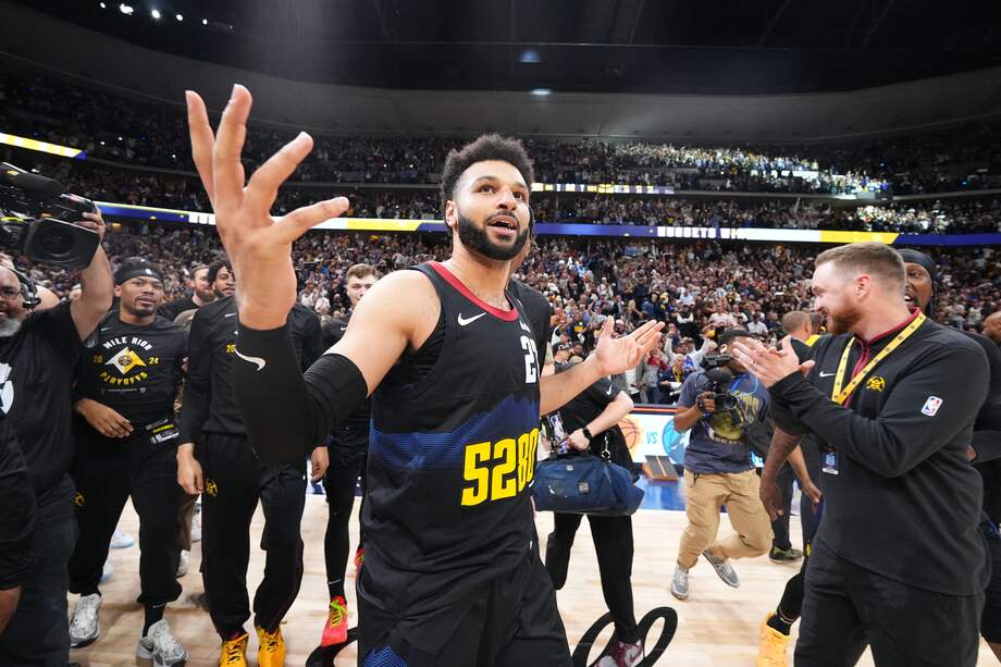 Jamal Murray de los Denver Nuggets celebra después del partido contra Los Angeles Lakers en el Ball Arena de Denver.