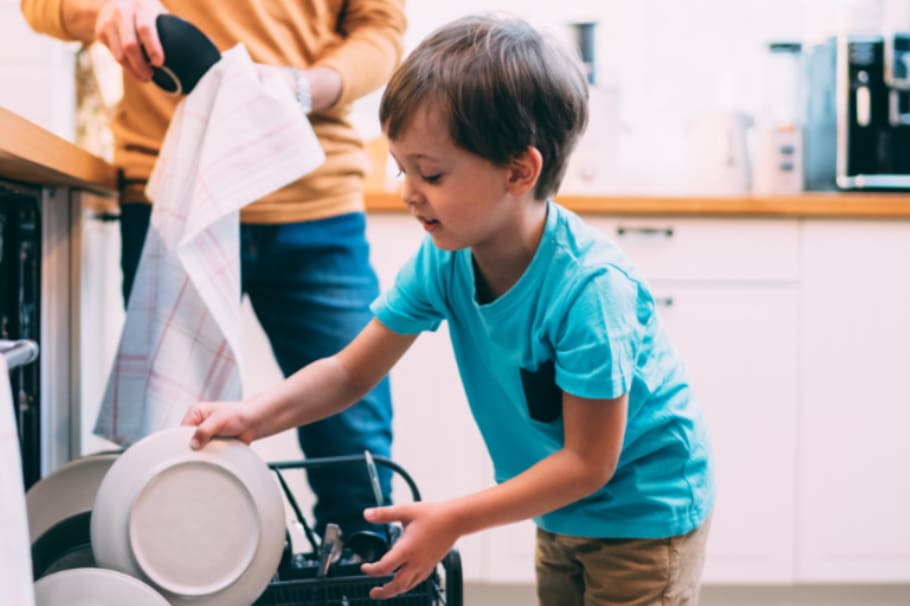 Así puedes enseñar a tu hijo a ayudar en los quehaceres del hogar