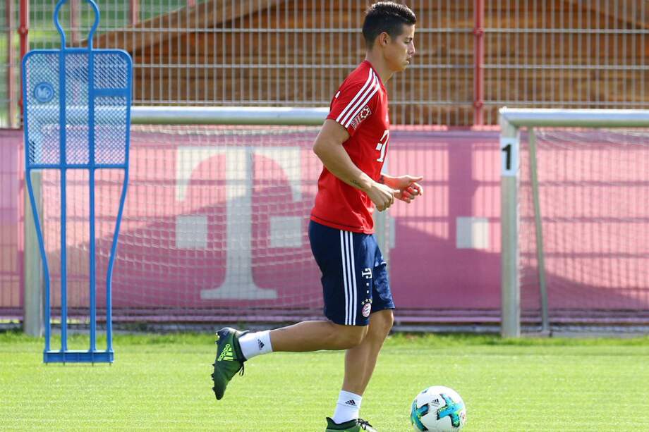 James Rodríguez, durante un entrenamiento con el Bayern Múnich. / @FCBayernES
