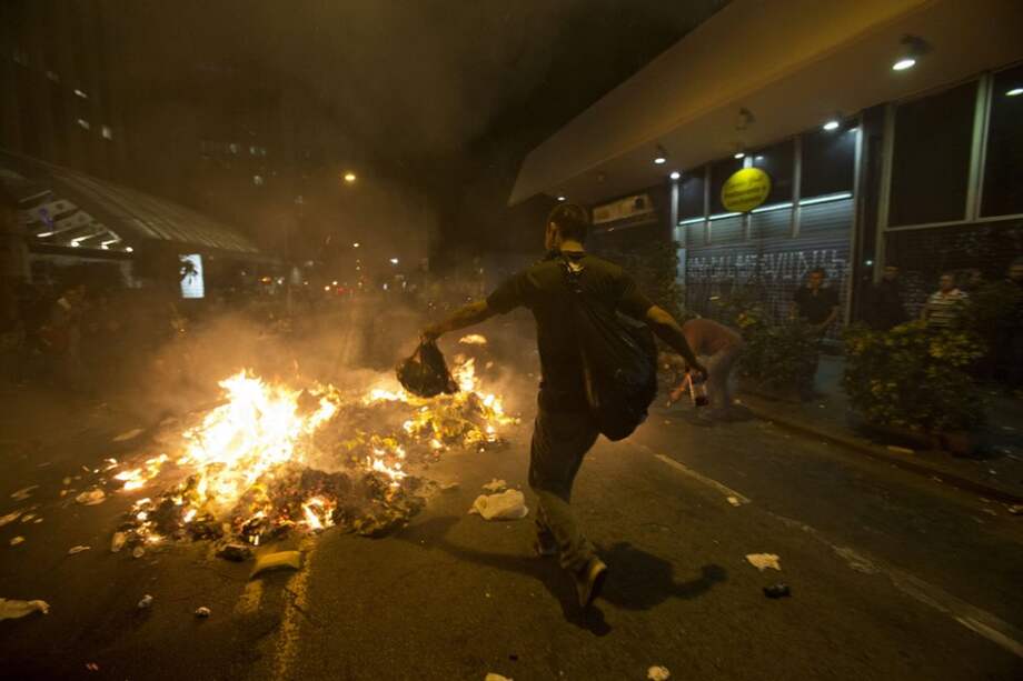 Un manifestante corre durante una protesta en la ciudad vecina a Río de Janeiro./ EFE