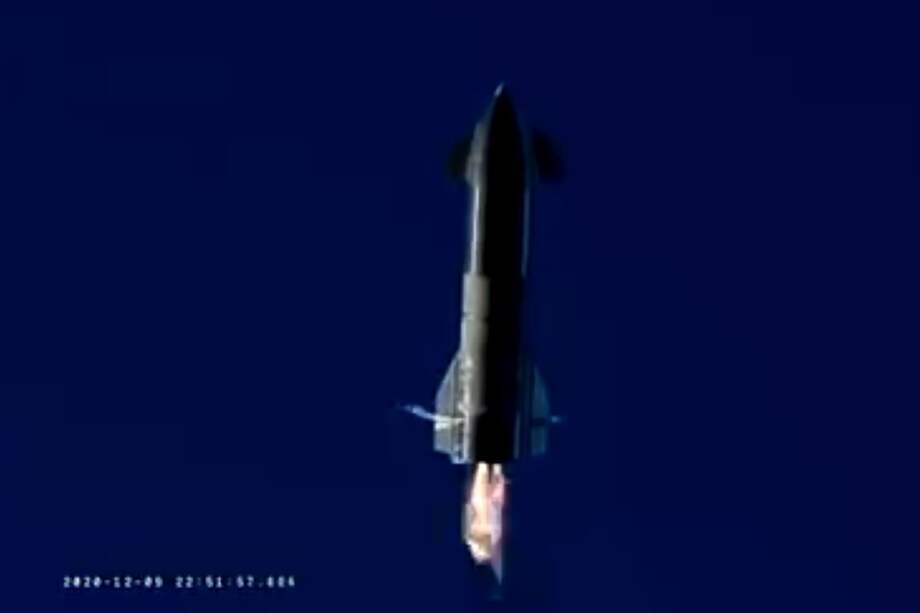 El Starship SN8 durante el descenso tras la prueba de vuelo, donde no pudo reducir su velocidad y terminó estrellándose. Captura de pantalla del video proporcionado por SpaceX.