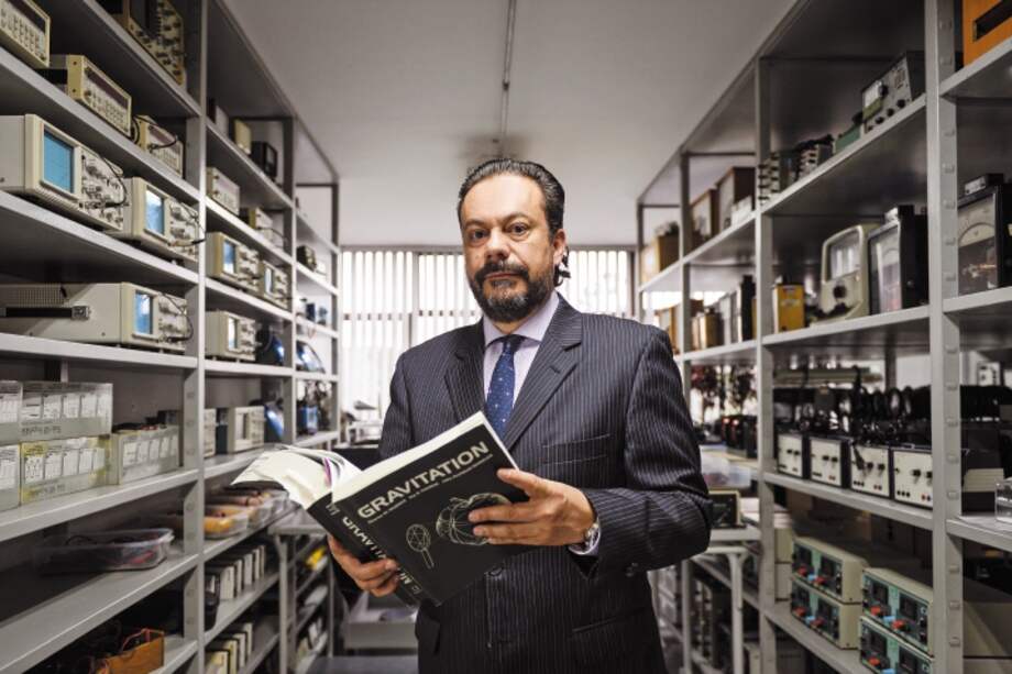 En la Javeriana, mientras el padre jesuita Nelson Velandia Heredia preparaba su sacerdocio, estudió filosofía, física y matemáticas. / Daniel Álvarez