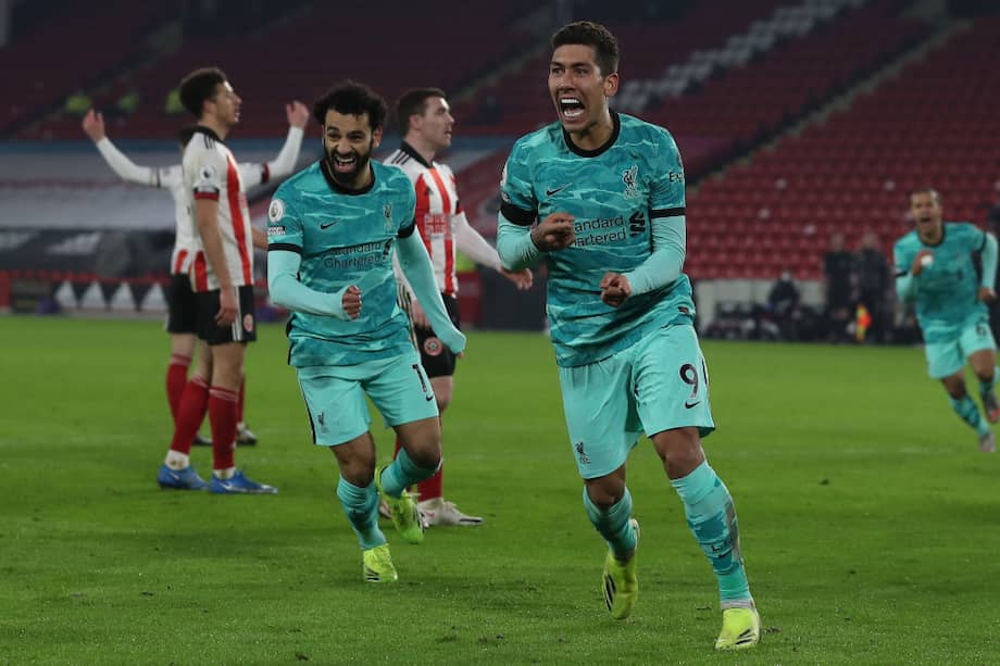 Roberto Firmino y Mohamed Salah celebran el primer gol del Liverpool, en la victoria ante el Sheffield.
