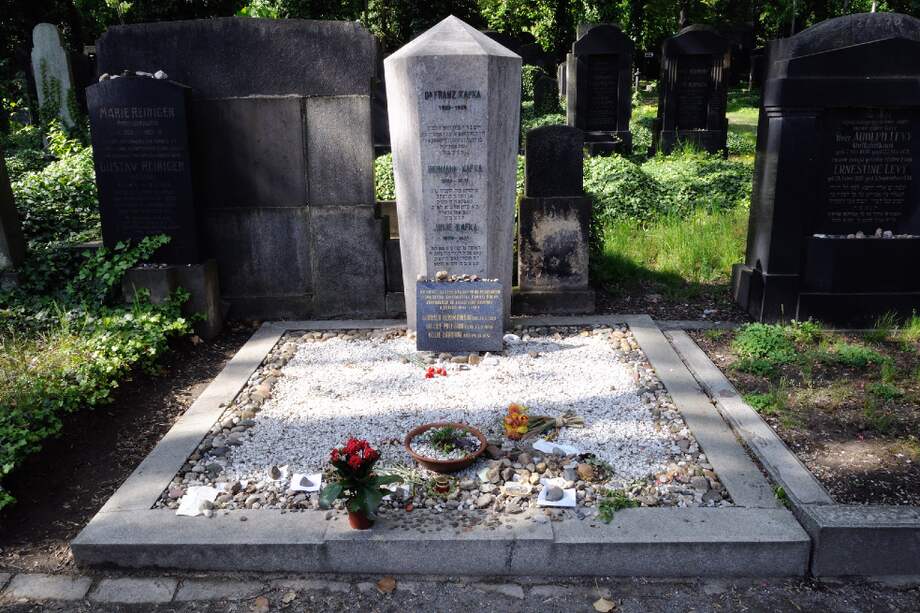 El nombre de Franz Kafka está encima del de su padre, que le sobrevivió siete años, como si no hubiera querido dejarlo en libertad ni siquiera después de su muerte.