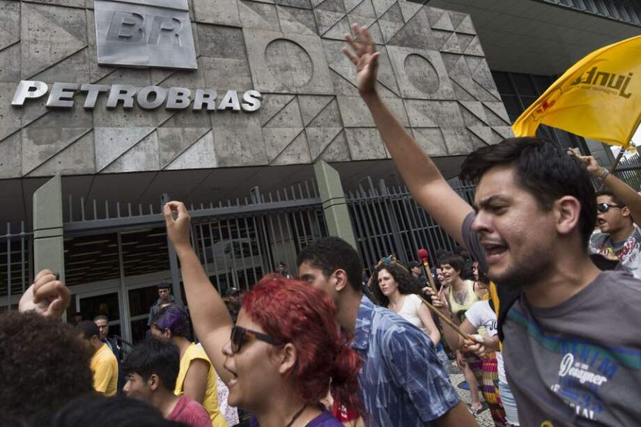 Los escándalos de corrupción en el orgullo empresarial brasileño, Petrobras, han provocado protestas. / AFP