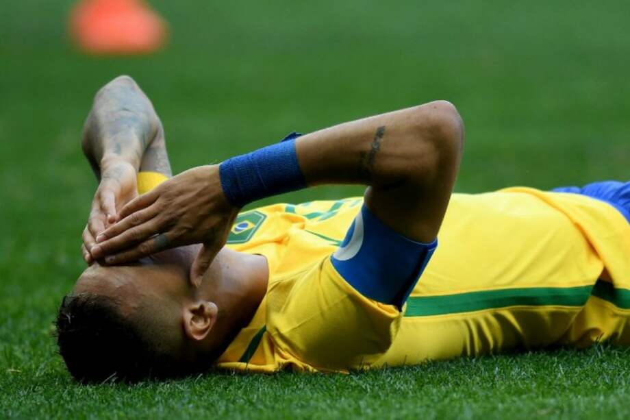 El brasilero Neymar se lamenta por el partido que su selección igualó 0-0 ante Sudáfrica en los Juegos Olímpicos. / AFP