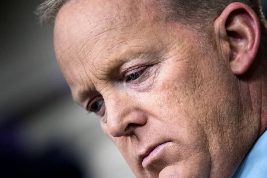 El jefe de prensa de la Casa Blanca, Sean Spicer, durante la rueda de prensa de este martes. / AFP