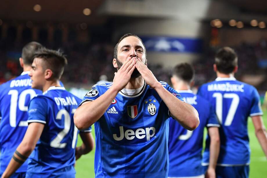 El delantero argentino Gonzalo Higuaín fue la gran figura de la Juventus, al anotar los dos goles de la victoria en Mónaco. / AFP