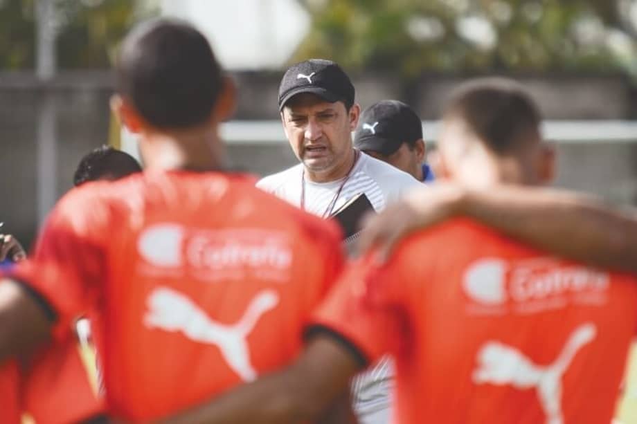Aldo Bobadilla, de 43 años, regresó al Medellín como entrenador en septiembre pasado. / @DIM_Oficial